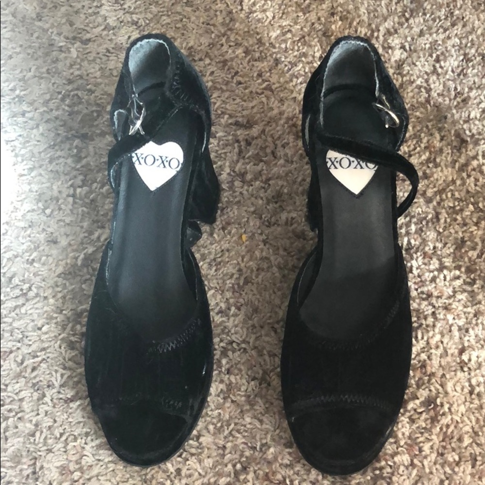Xoxo velour pumps